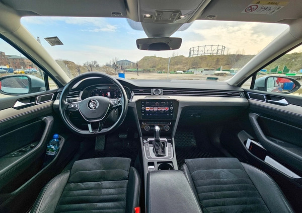 Volkswagen Passat cena 79000 przebieg: 162000, rok produkcji 2018 z Gdańsk małe 277